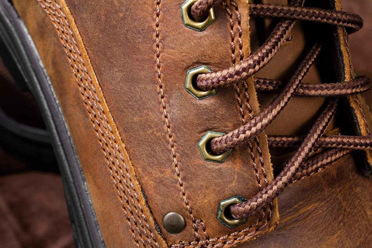 Sådan styler du røde knæhøje støvler til hverdag