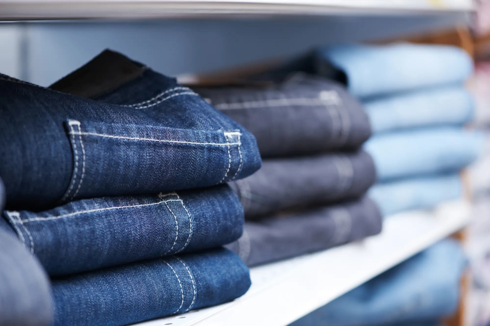 Tre måder at style mom jeans med sko, du allerede har