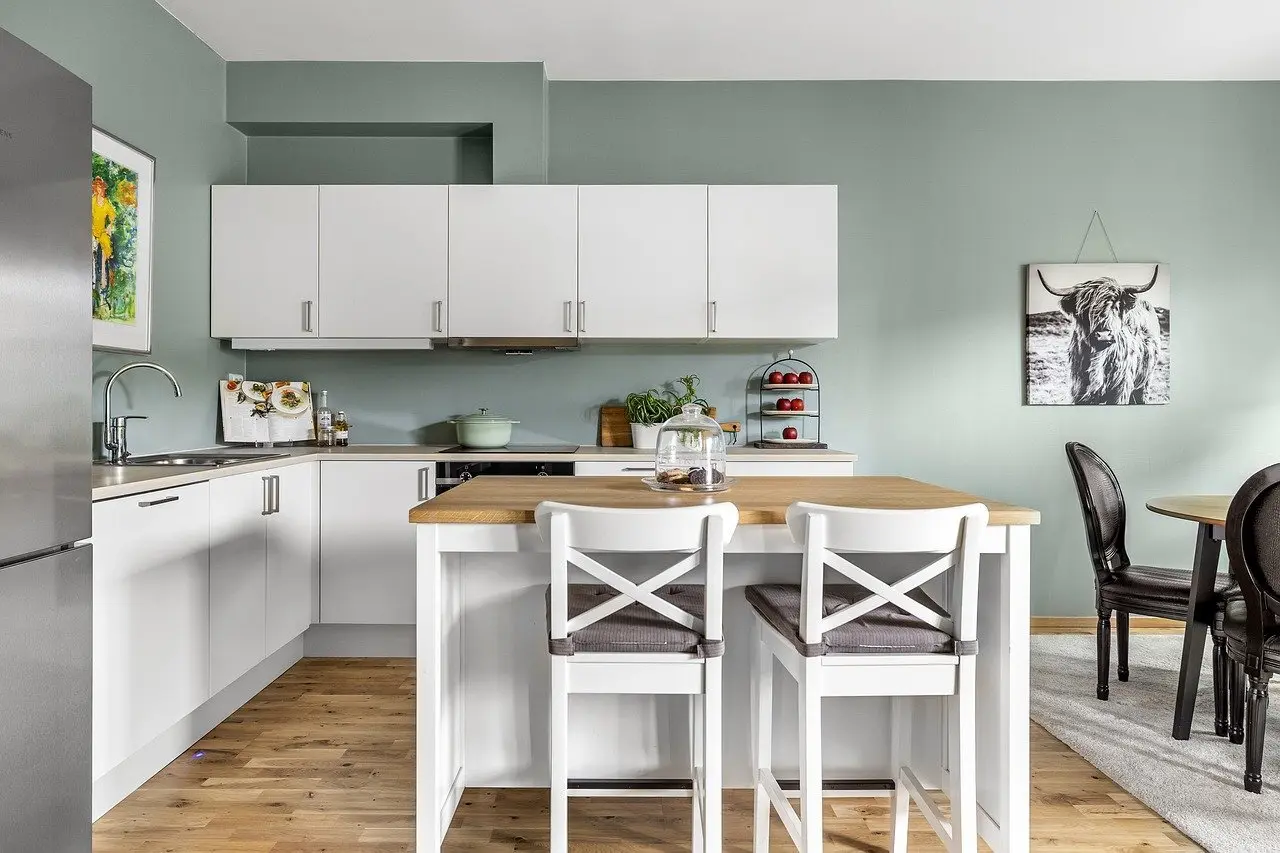 Guide til gulv-til-loft-vægreoler i stuen