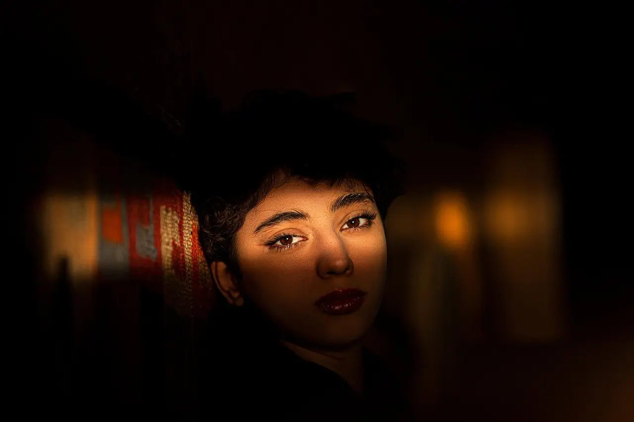 Hvordan behandler jeg skæl og rødme i øjenbrynene?